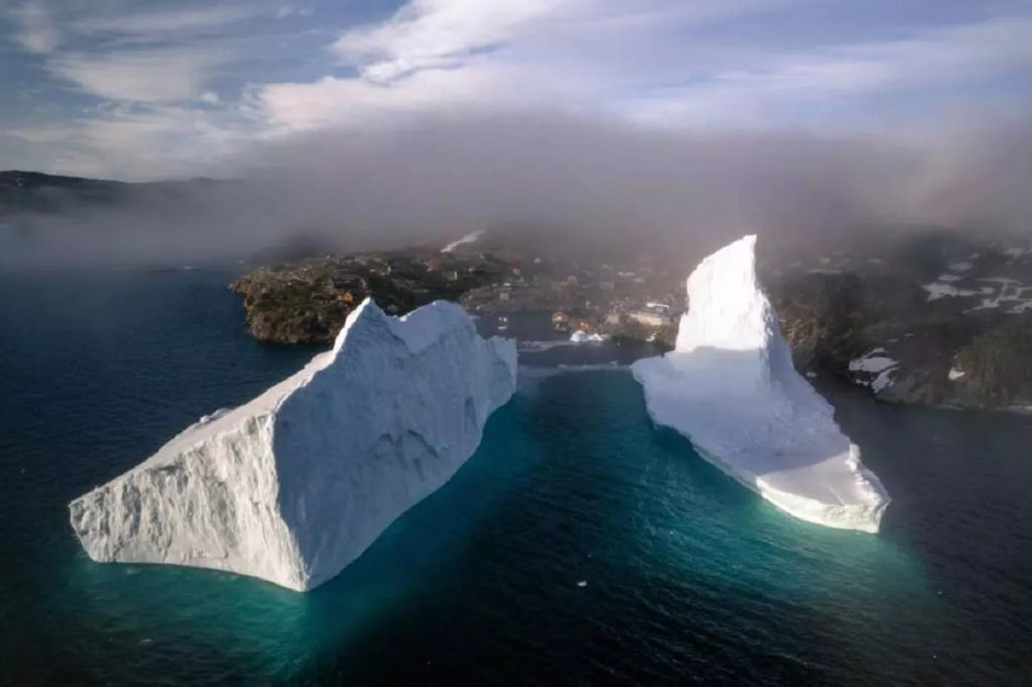 айсберг у деревни.jpg