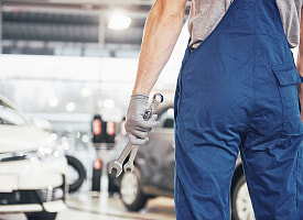 В Гомеле на СТО автомобиль рухнул на слесаря – клиенту грозит срок