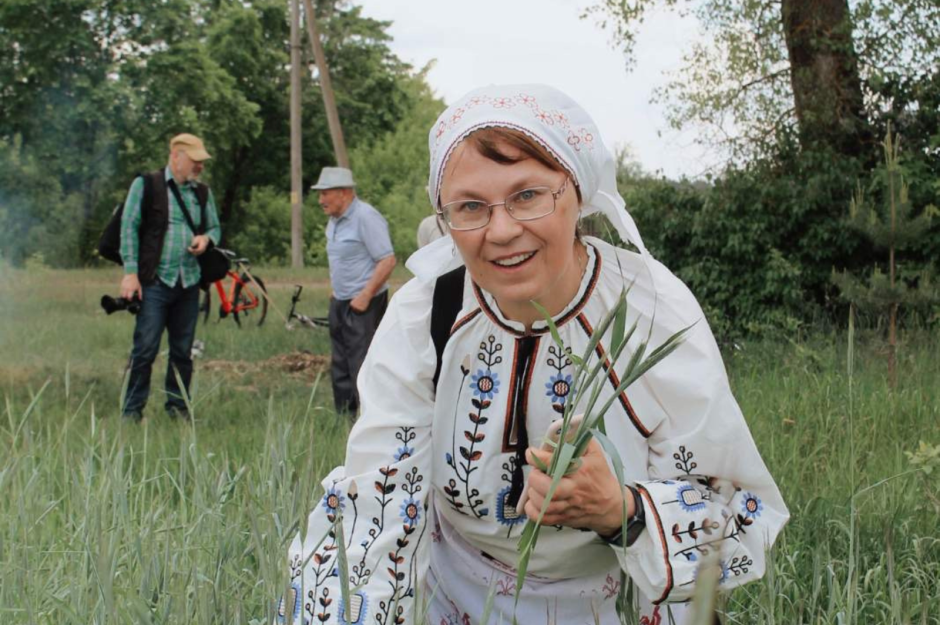Таццяна Валодзіна падчас абраду Ваджэнне стралы ў Чачэрскім раёне.png