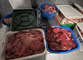 Нашли продукты неизвестного происхождения и ржавое оборудование: под Минском остановили мясной цех