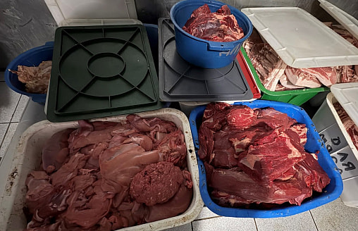 Нашли продукты неизвестного происхождения и ржавое оборудование: под Минском остановили мясной цех