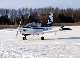 Житель Пинска приземлился на самолёте прямо на лёд, где рыбачили люди. Что ему за это будет?