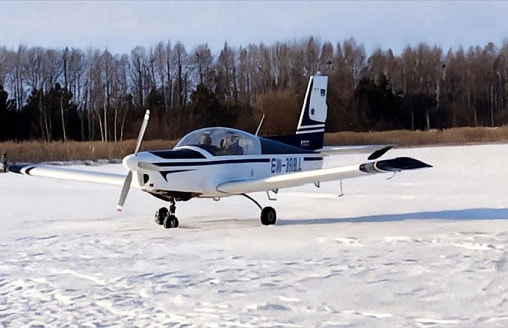 Житель Пинска приземлился на самолёте прямо на лёд, где рыбачили люди. Что ему за это будет?