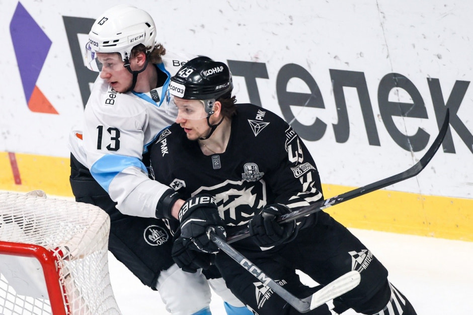 10-Вадим Мороз сдерживает Василия Глотова из Трактора.jpg