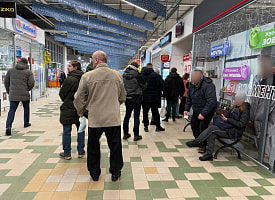 Перед обменниками – очереди до 10 белорусов. Доллар устремился вверх на торгах 19 февраля