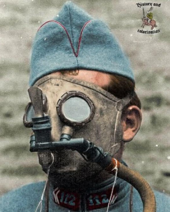Французский солдат 112-го артиллерийского полка сфотографированный во время Первой мировой войны (1914-1918) в противогазе Tissot