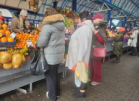 Узнали, сколько стоят на Комаровке мандарины и хурма за 2,5 недели до Нового года