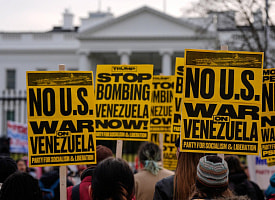 “Руки прочь от Венесуэлы!” – В США вспыхнули протесты против действий Трампа