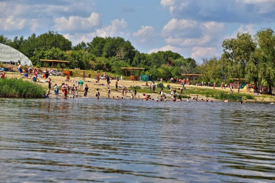 1-Люди отдыхают на пляже.jpg