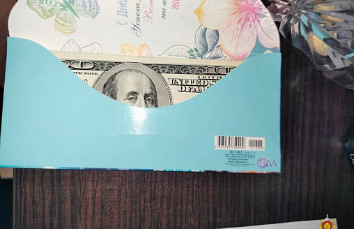 Могилевчанка хранила доллары в бумажном конверте – осталась без денег