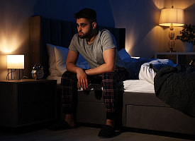 «Ваш будильник звонит посреди ночи». Что такое социальный джетлаг и почему ранние подъемы вредят здоровью