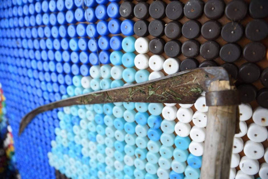 Дом обитый пластиковыми крышками 9.jpg