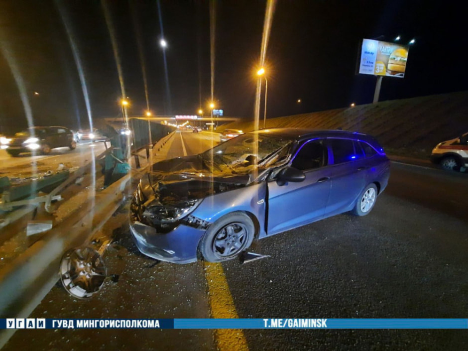 На МКАД грузовик врезался в экскаватор-погрузчик – ДТП попало на видео (3).jpg