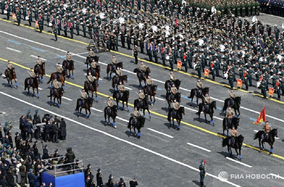 Парад в Москве, конные расчеты.jpg