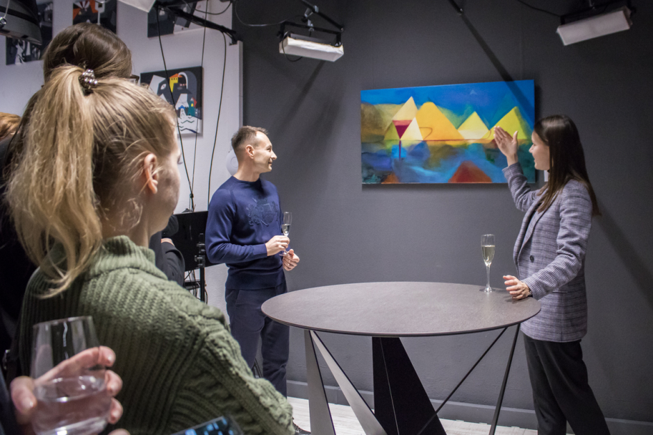 Выставка Кирилла Хлопова_гости 14.png