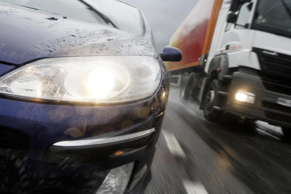 Автомобиль и горящие фары