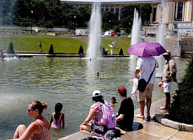 Красный уровень опасности и +41°C: экстремальная жара вновь захлестнула Европу