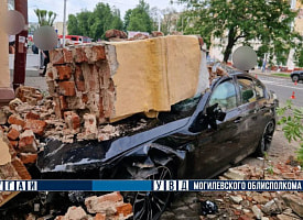 Разрушилась стена здания: В Бобруйске столкнулись BMW и Volkswagen