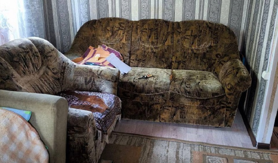 Диван и кресло, на нем зажигалка Диван и кресло, на нем зажигалка.jpg