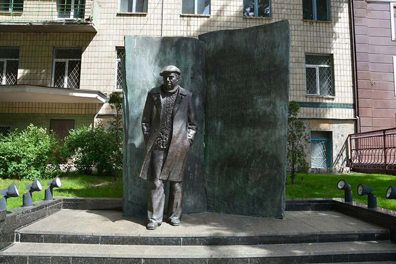 Помнік Караткевічу ў Кіеве.jpg