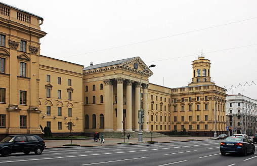 Лукашенко заявил о сотнях белорусских агентов среди уехавших за границу