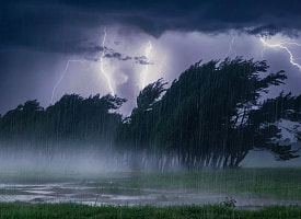 Циклон и антициклон разделят Беларусь на 2 части. Синоптики рассказали, где прогремит, а где будет до +20°С