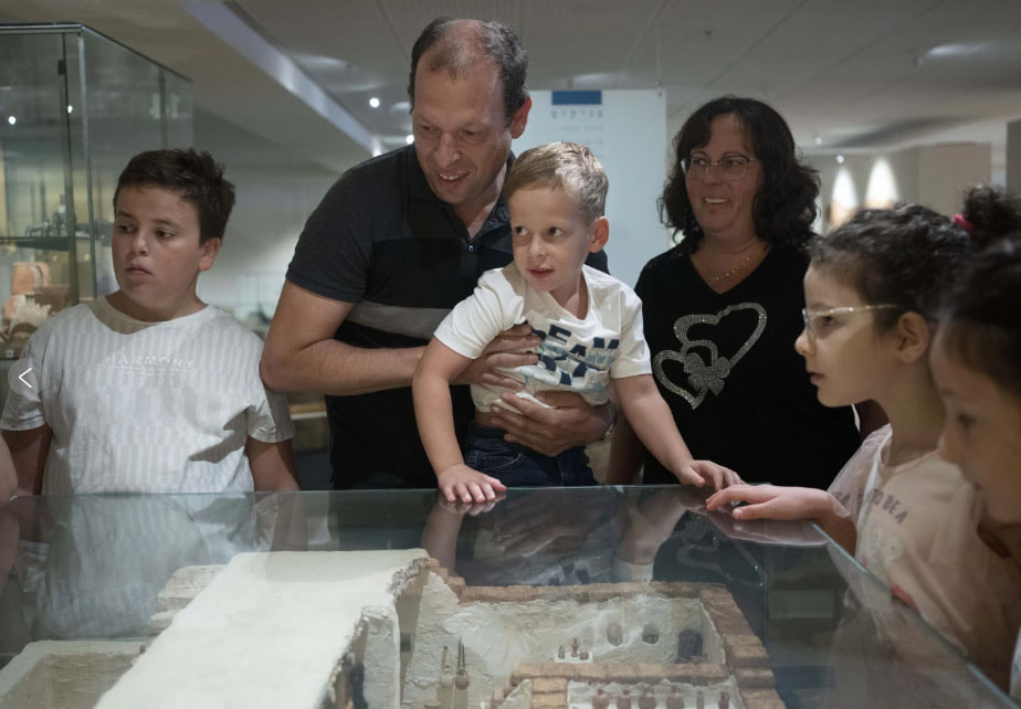 Мальчик вернулся в музей2.jpg