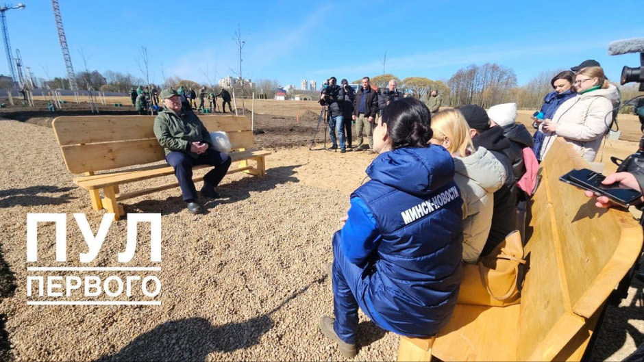 Лукашенко на субботнике.jpg Лукашенко на субботнике.jpg