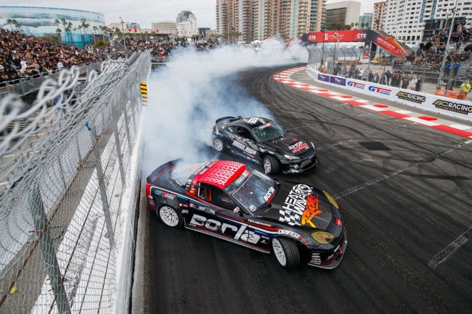 Один из заездов фестиваля Formula Drift (FD) в Лонг-Бич