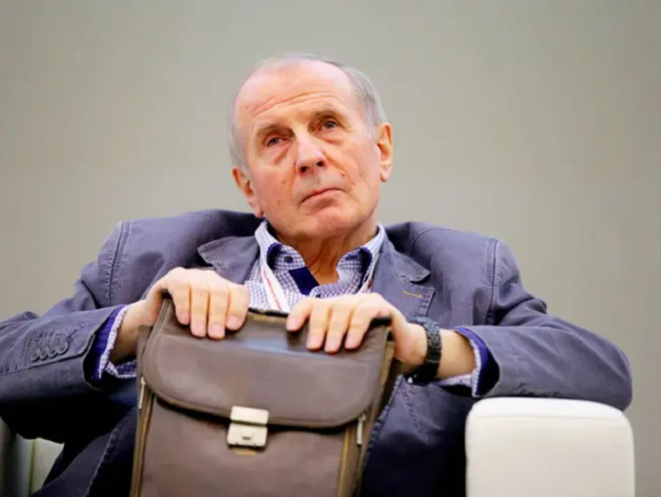 Михаил Веллер с портфелем