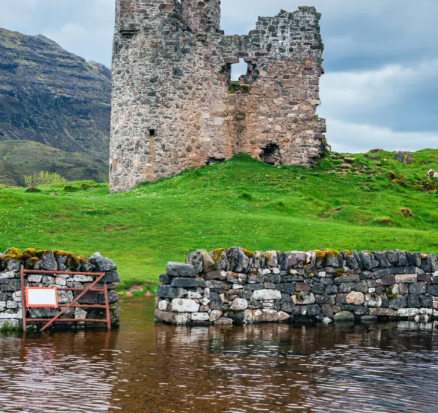 сломали стену