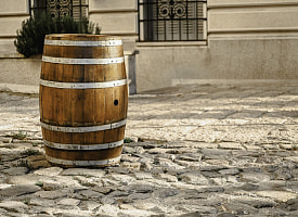 Пятилитровый бочонок вина из-за границы: нужно ли декларировать в Беларуси, если супруги везут его вдвоем