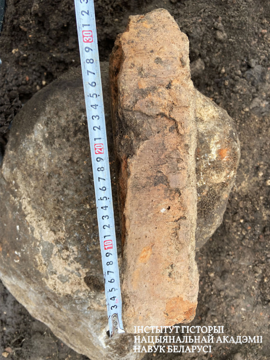 часть мельничного жернова