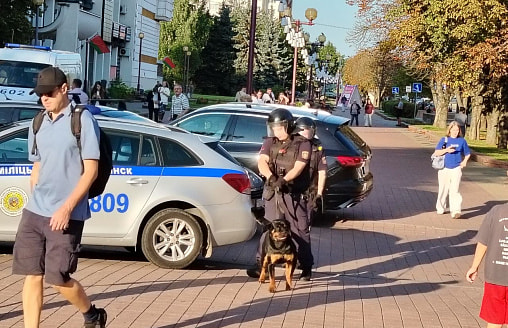 В Минске грабят ювелирку? Необычное скопление служебных машин и спецназа на Востоке