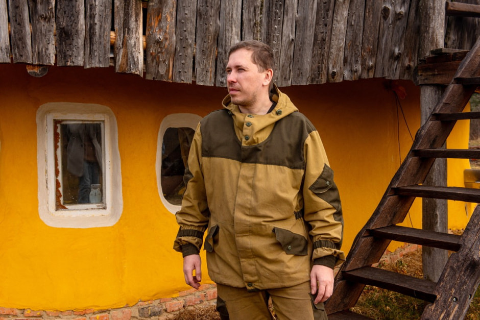 Парень построил дом из глины 1_Евгений Раевский.jpg