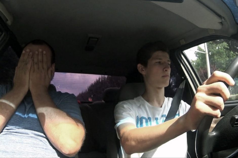 Курсант за рулем учебного автомобиля