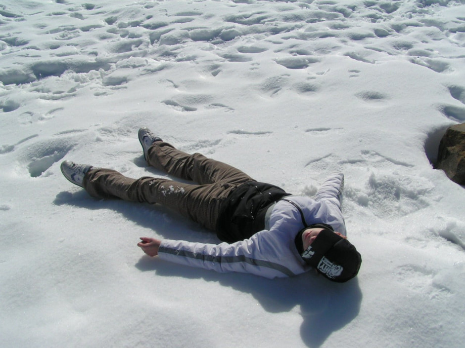 ребенок лежит на снегу