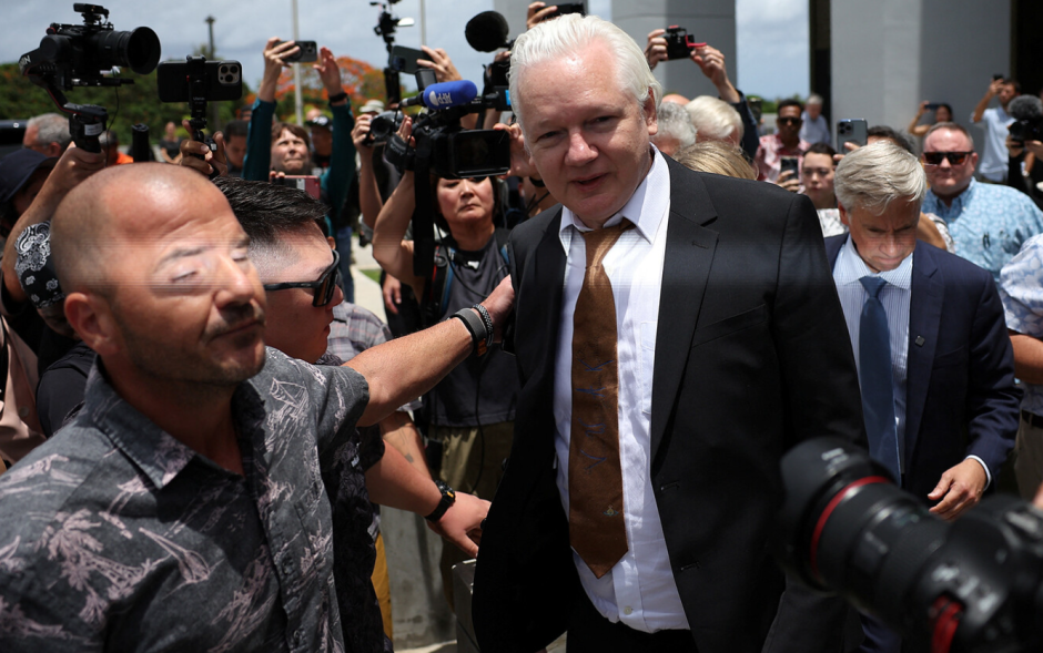 Дело Джулиана Ассанжа о шпионаже прекращено — его освободили в зале суда на острове Сайпан.png