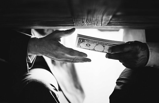 В Минске два замгендиректора госпредприятия по очереди брали взятки: всего на $300 тыс.