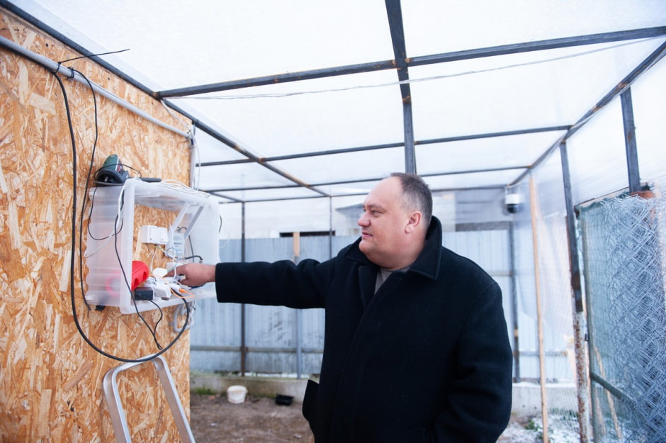 Мужчина спасает аистов 4.jpg