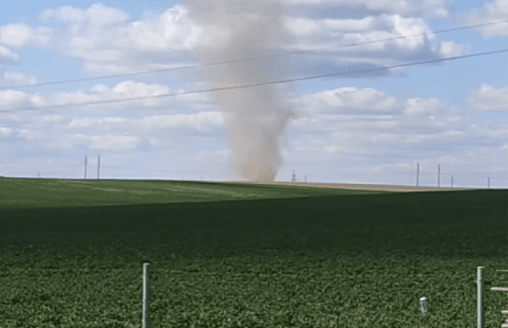 “Пылевой дьявол” в Столбцовском районе: нагретый воздух поднял песок в столб