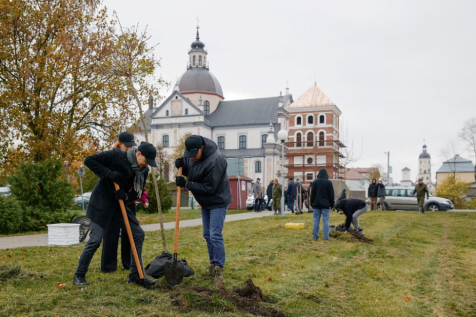 Территория Несвижского замка пополнилась двумя новыми аллеями на 200 деревьев (3).jpg