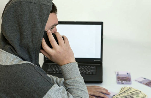 МВД предупредило о всплеске новогодних мошенничеств