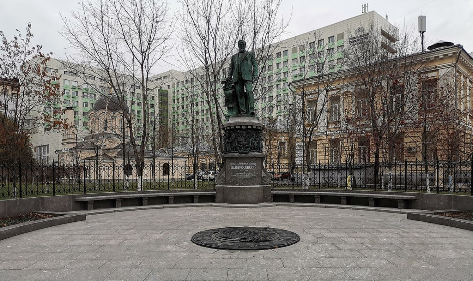 Памятник_Николаю_Склифосовскому_в_Москве.jpg