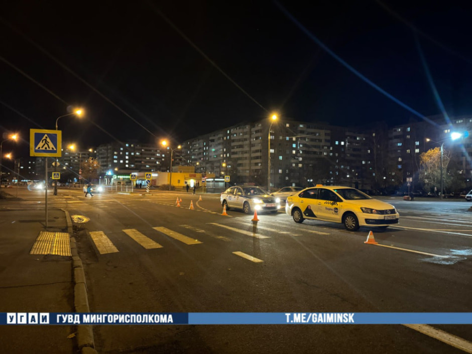 Таксист не пропустил пешеходов — 12-летняя девочка вместе с матерью попали под колеса Volkswagen (2).jpg