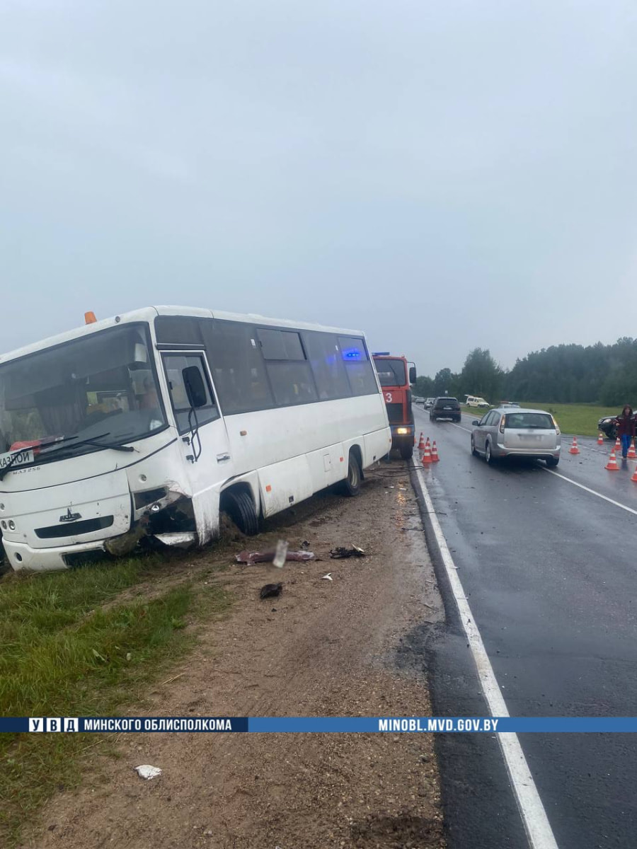 Автобус с детьми съехал в кювет и опрокинулся — водитель выехал на встречку, где столкнулся с легковушкой (1).jpg