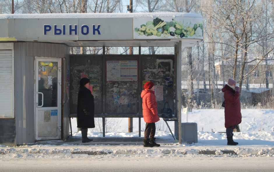 люди на остановке мерзнут