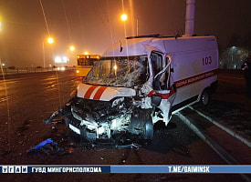 В Минске скорая на полном ходу врезалась в автобус 