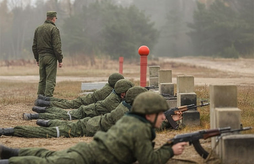 Лукашенко подписал указ о призыве офицеров запаса на военную службу