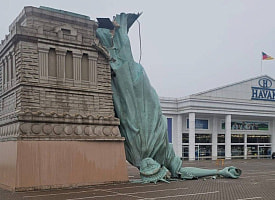 В Бразилии рухнула 35-метровая Статуя Свободы из-за сильного шторма